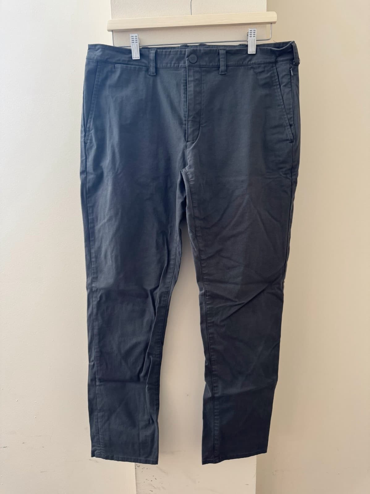 Mack Weldon Mens Stretch Chino Pants 34x32 Charcoal Gray Zip Pocket Slim Casual